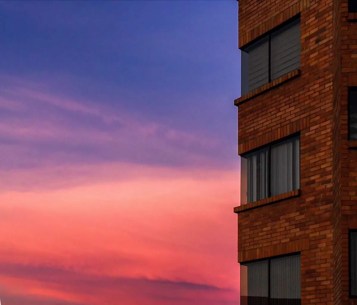 Edificio de Ladrillo al Atardecer — Cuenca, Ecuador