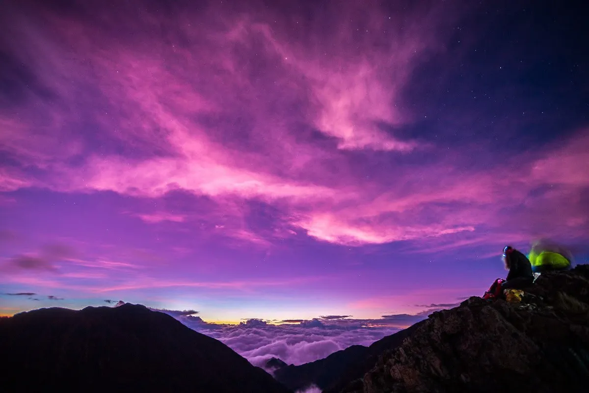 Atardecer Púrpura Sobre las Nubes — Cuenca, Ecuador