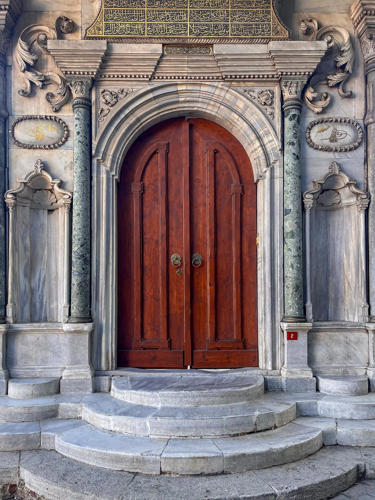 Puerta Histórica con Caligrafía Otomana — Estambul, Turquía