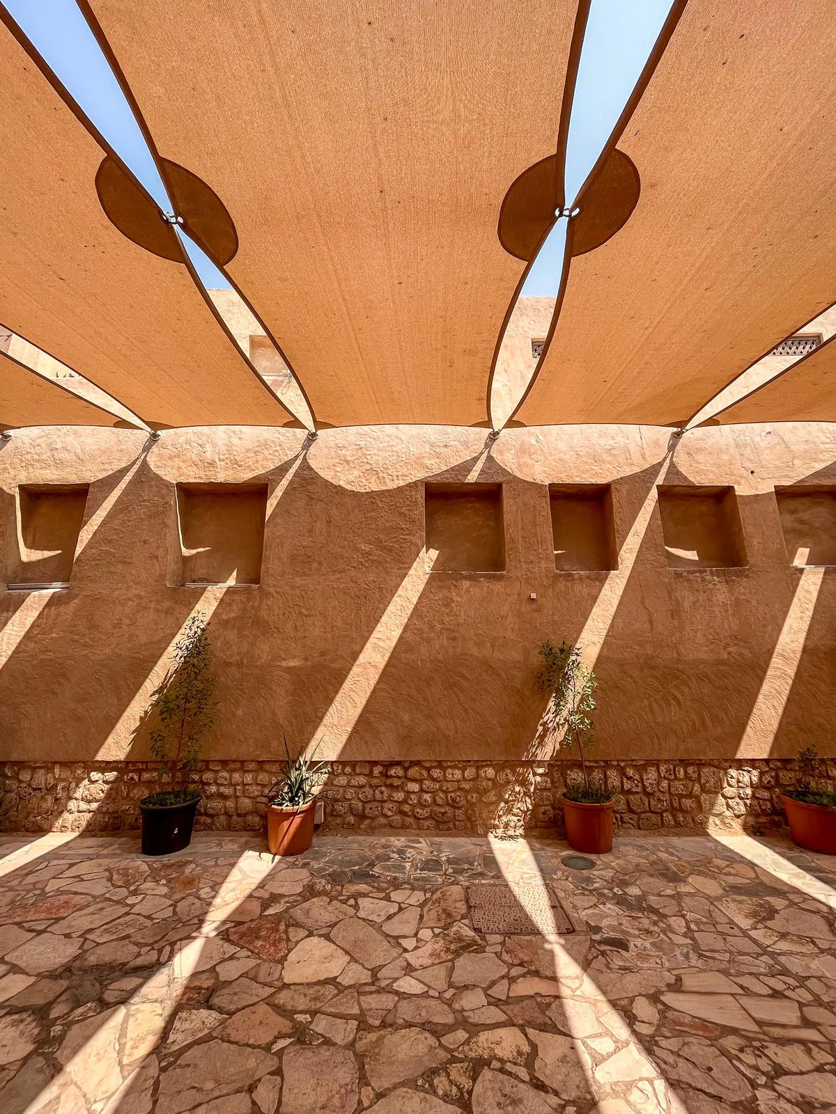 Patio con Velas de Sombra y Sombras Geométricas — Dubái, Emiratos Árabes Unidos