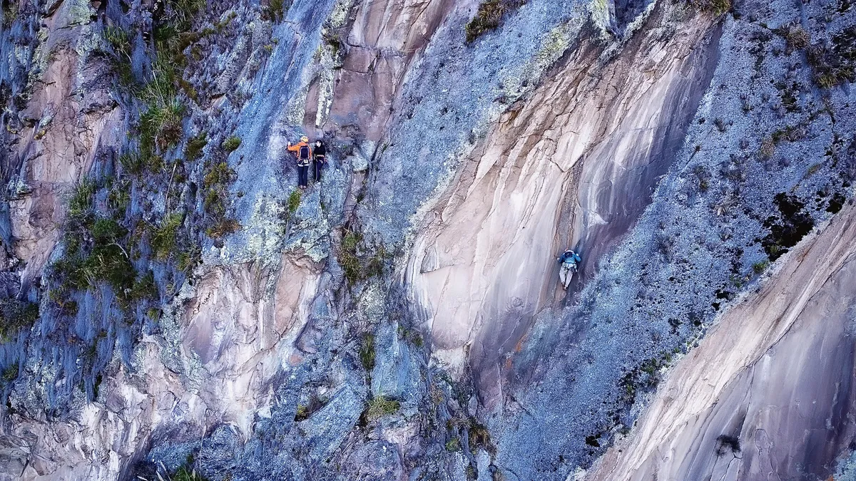 Escaladores en Gran Pared de Roca — Cuenca, Ecuador