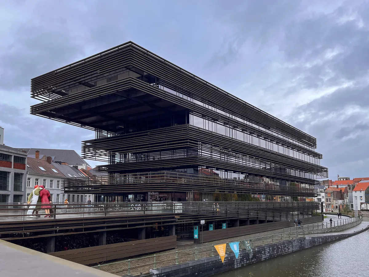 Biblioteca De Krook y Canal — Gante, Bélgica