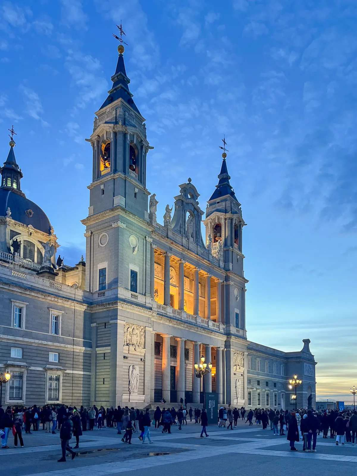 Catedral de la Almudena al Atardecer — Madrid, España