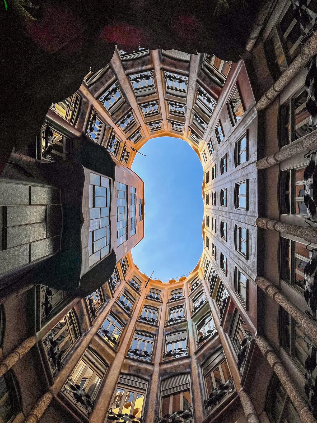 Patio Interior de Casa Milà La Pedrera — Barcelona, España