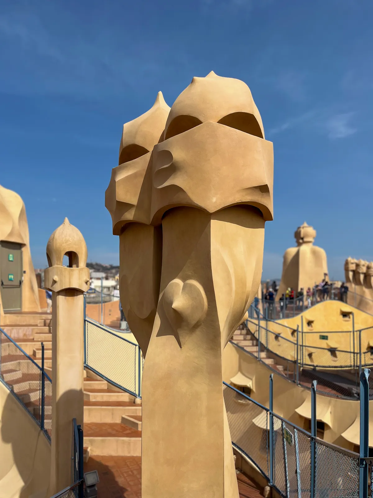 Chimeneas en la Azotea de Casa Milà — Barcelona, España