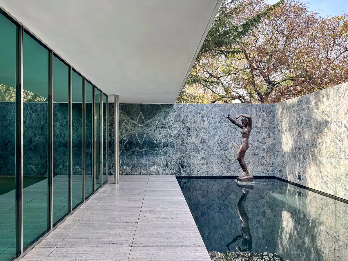 Pabellón Mies van der Rohe y Escultura Alba — Barcelona, España