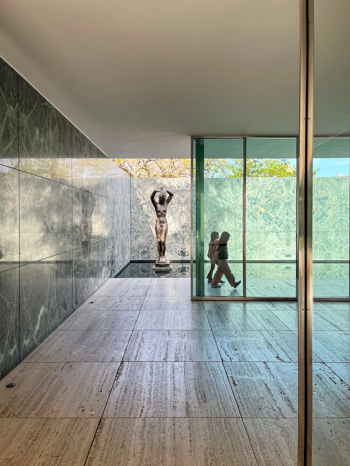 Pabellón Mies van der Rohe y Escultura Alba — Barcelona, España