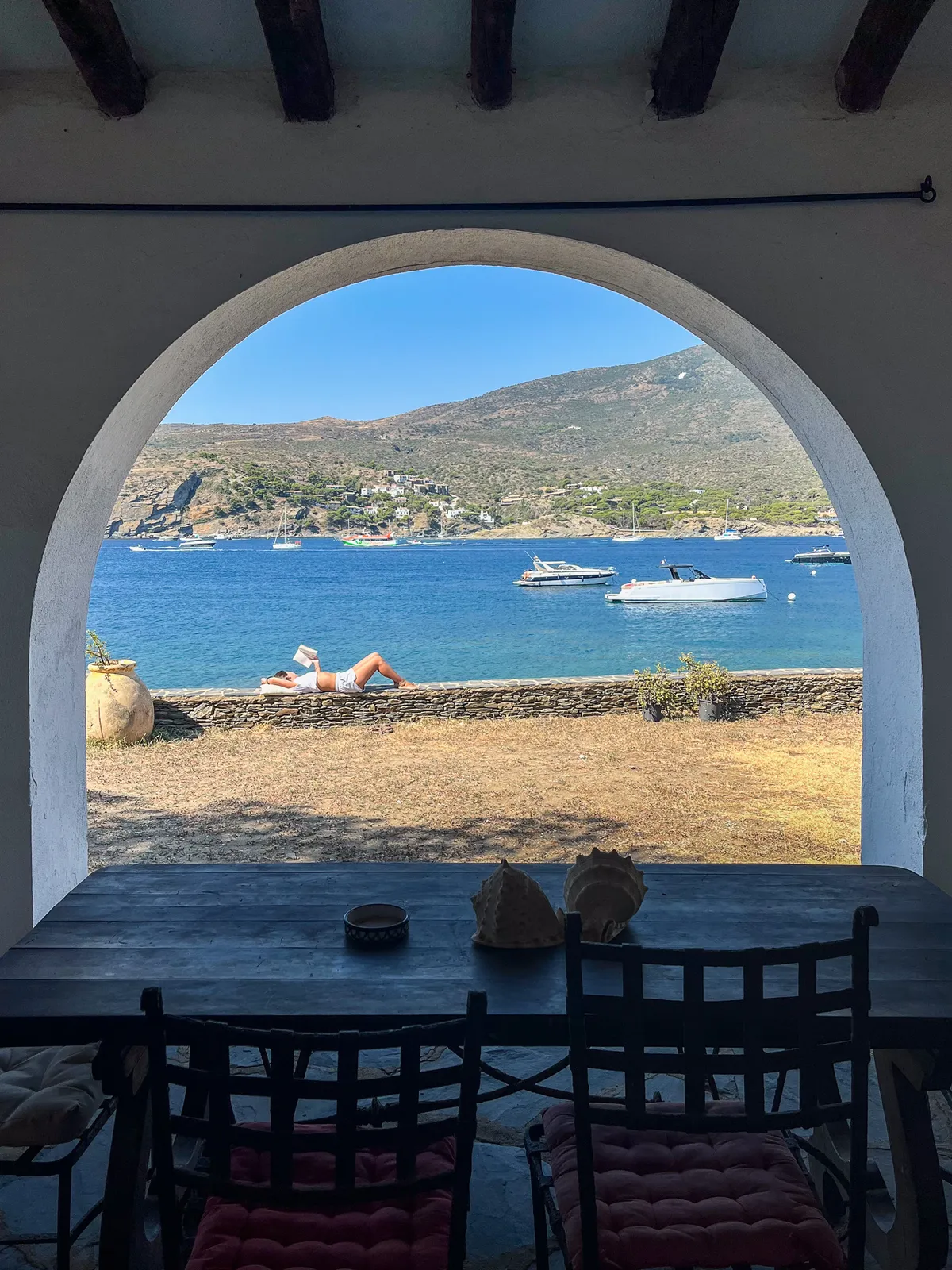 Vista a la Bahía desde Terraza Arqueada — Cadaqués, España