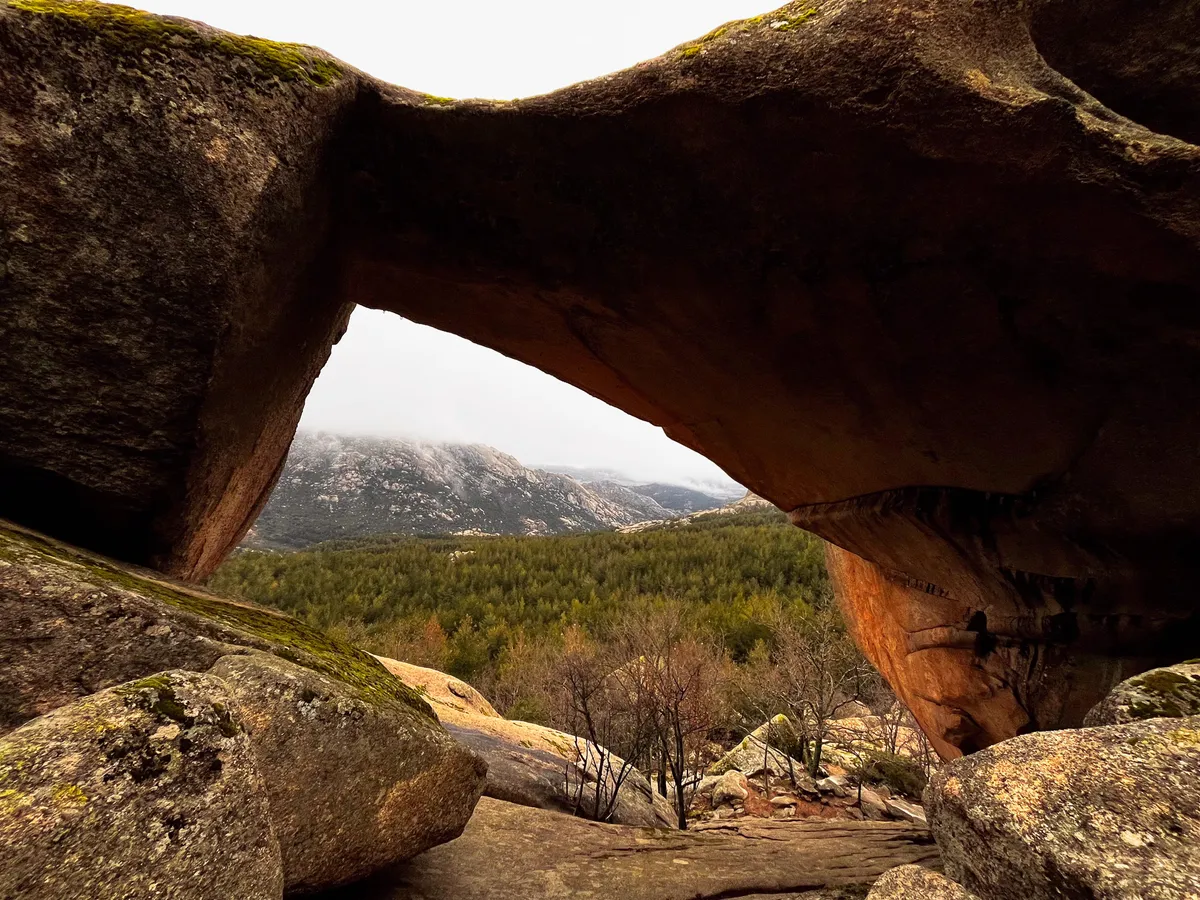 Arco Natural de Roca en La Pedriza — Manzanares el Real, España