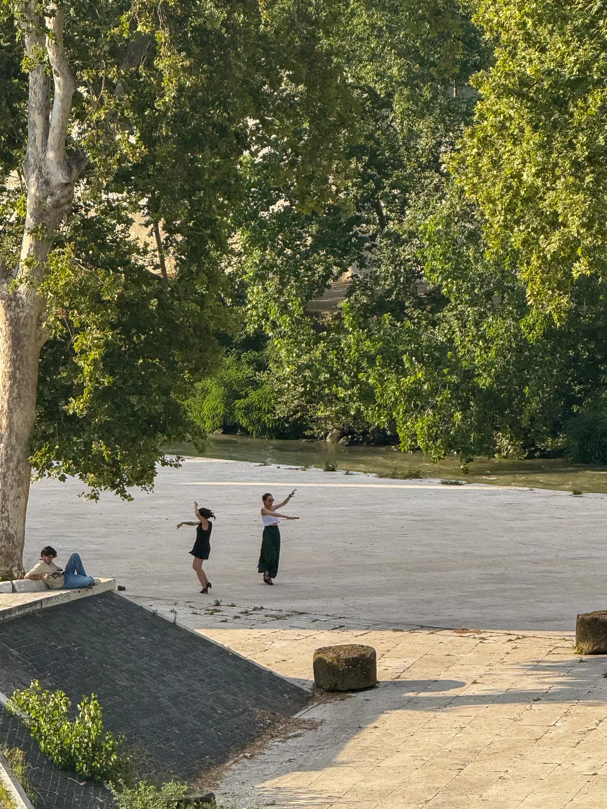 Bailarines a Orillas del Río Tíber — Roma, Italia