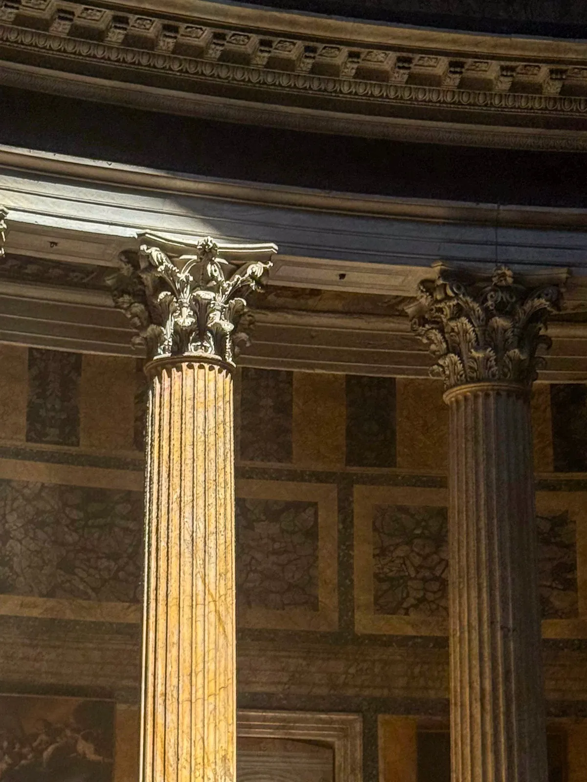 Detalle de Columnas Corintias en el Panteón — Roma, Italia