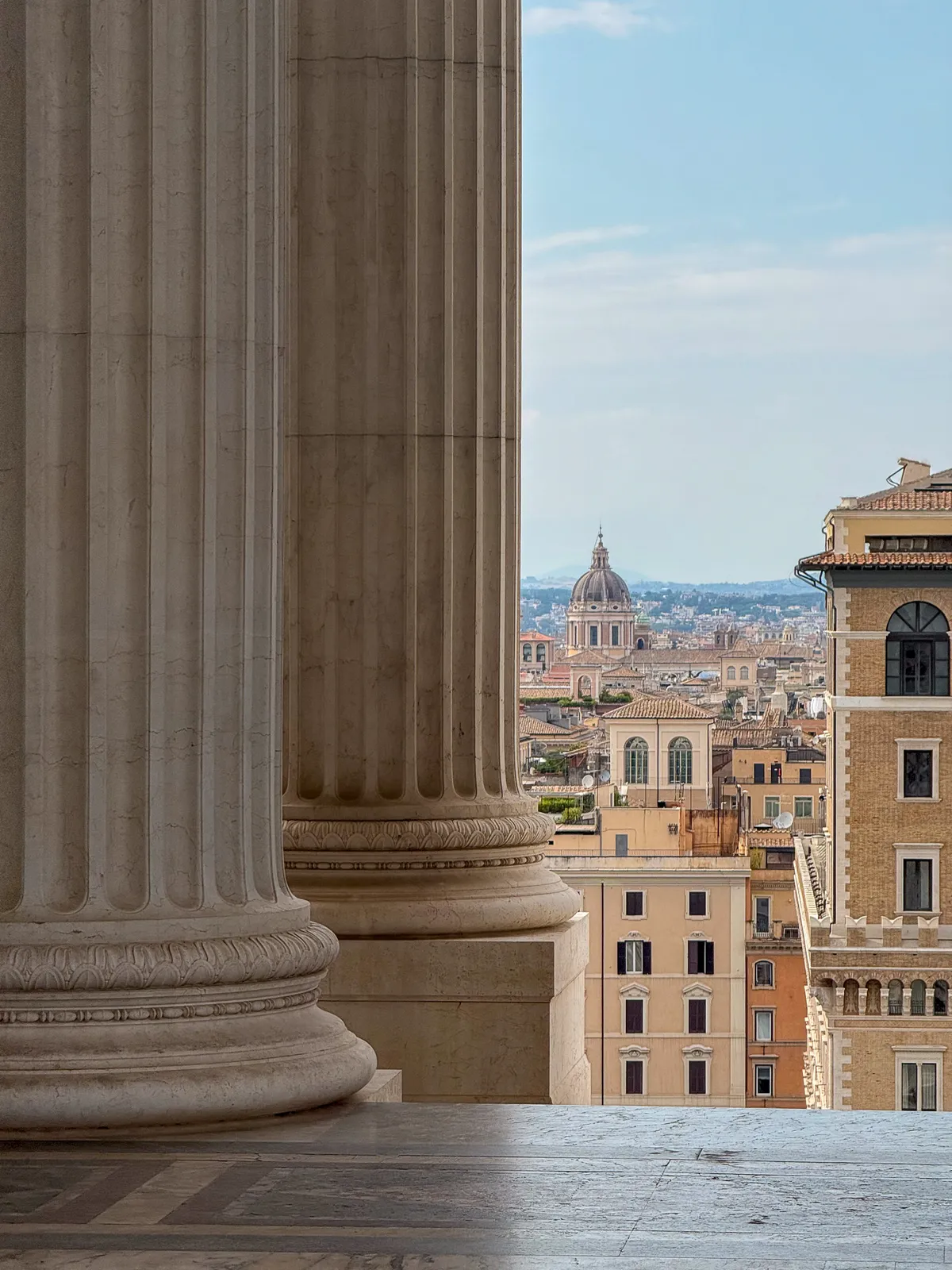 Vista Panorámica entre Columnas del Vittoriano — Roma, Italia