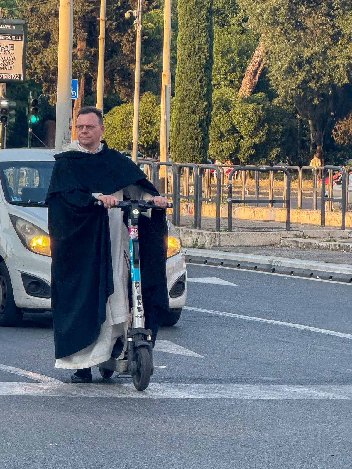 Fraile Dominico en Patinete Eléctrico — Roma, Italia