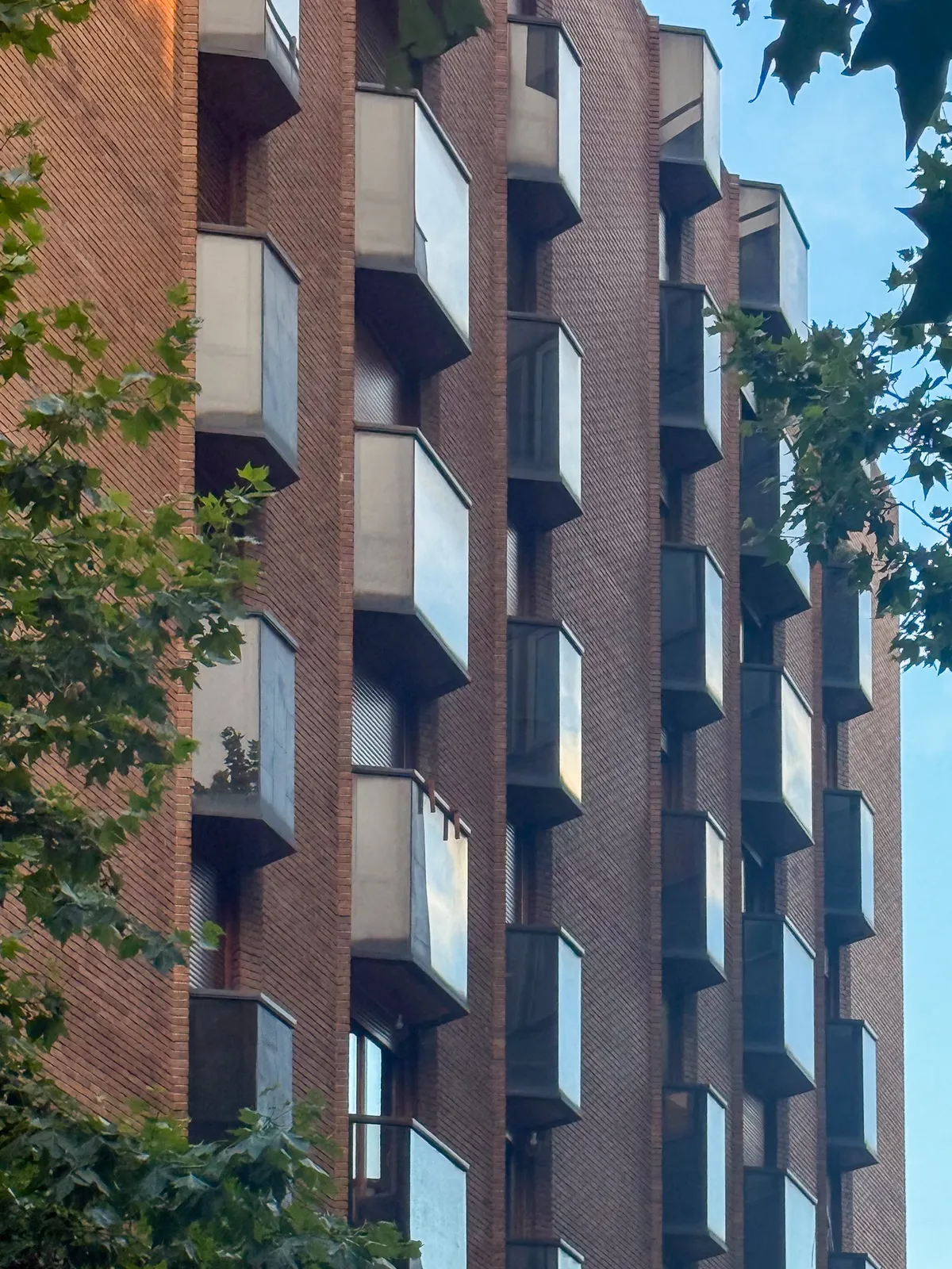 Edificio de Ladrillo con Miradores Volados — Madrid, España