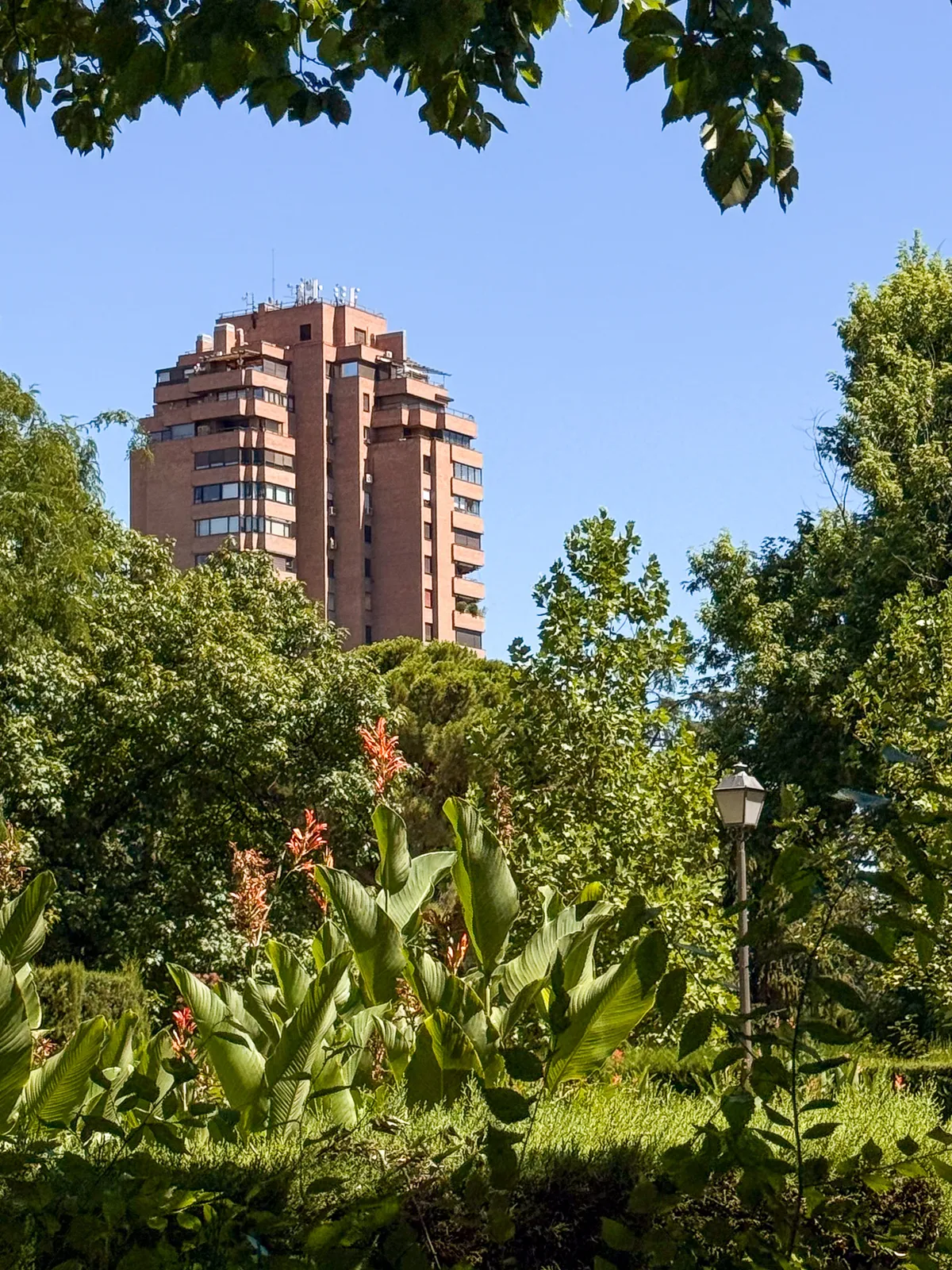 Torre de Ladrillo desde el Parque — Madrid, España