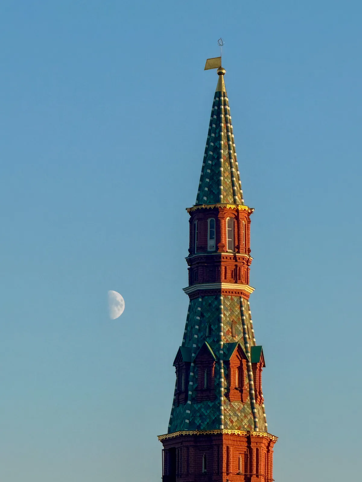 Torre del Kremlin y la Luna — Moscú, Rusia