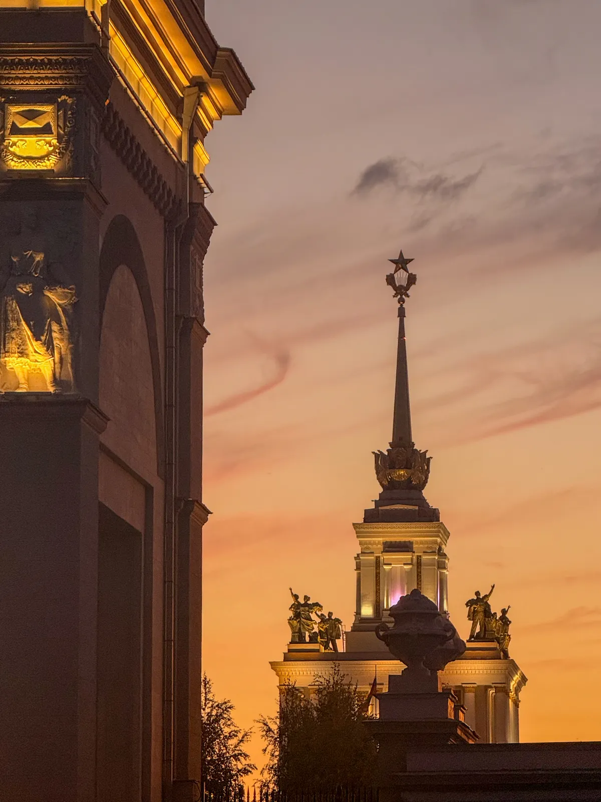 Pabellón Central de VDNKh al Atardecer — Moscú, Rusia