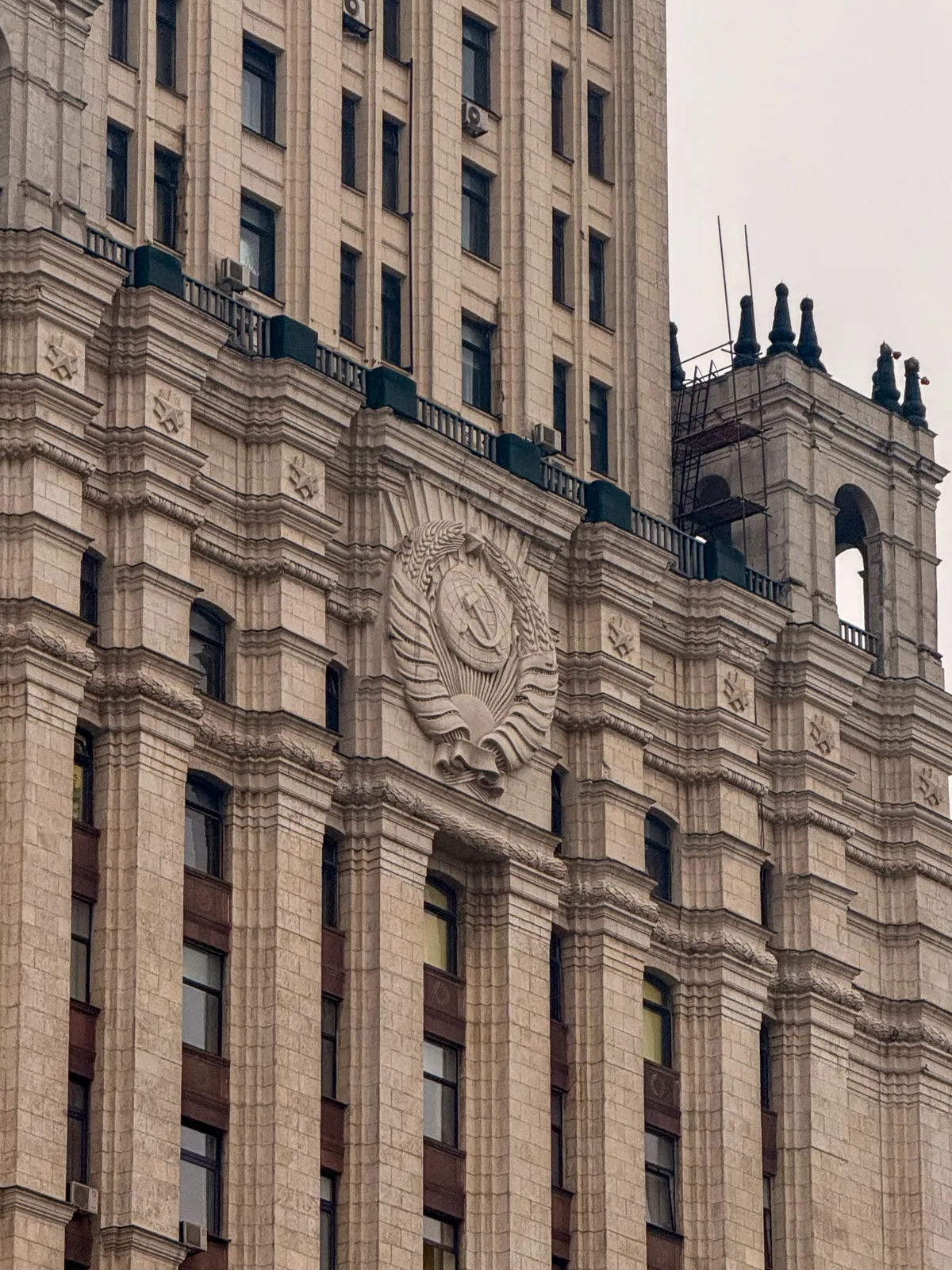 Escudo Soviético en Fachada de Edificio Stalinista — Moscú, Rusia