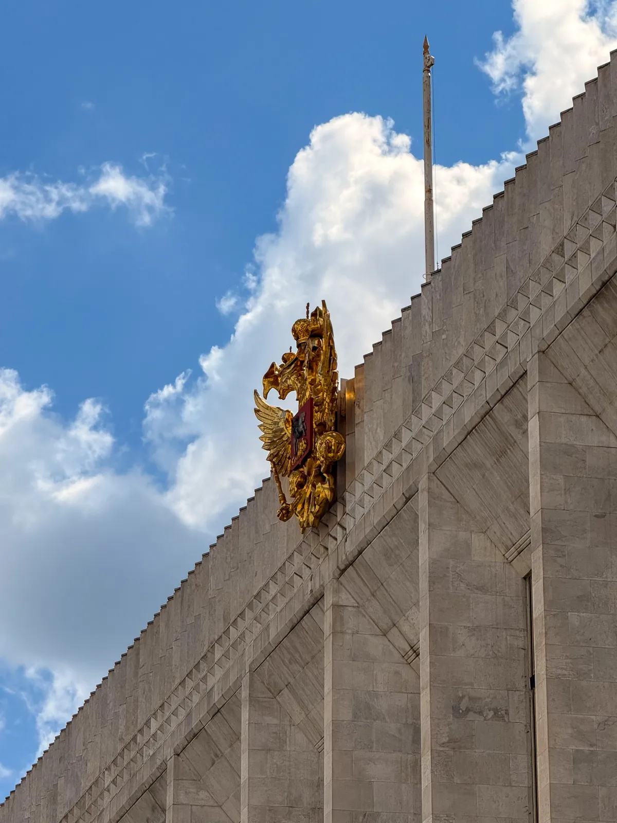 Escudo Dorado en la Fachada del Palacio del Kremlin — Moscú, Rusia