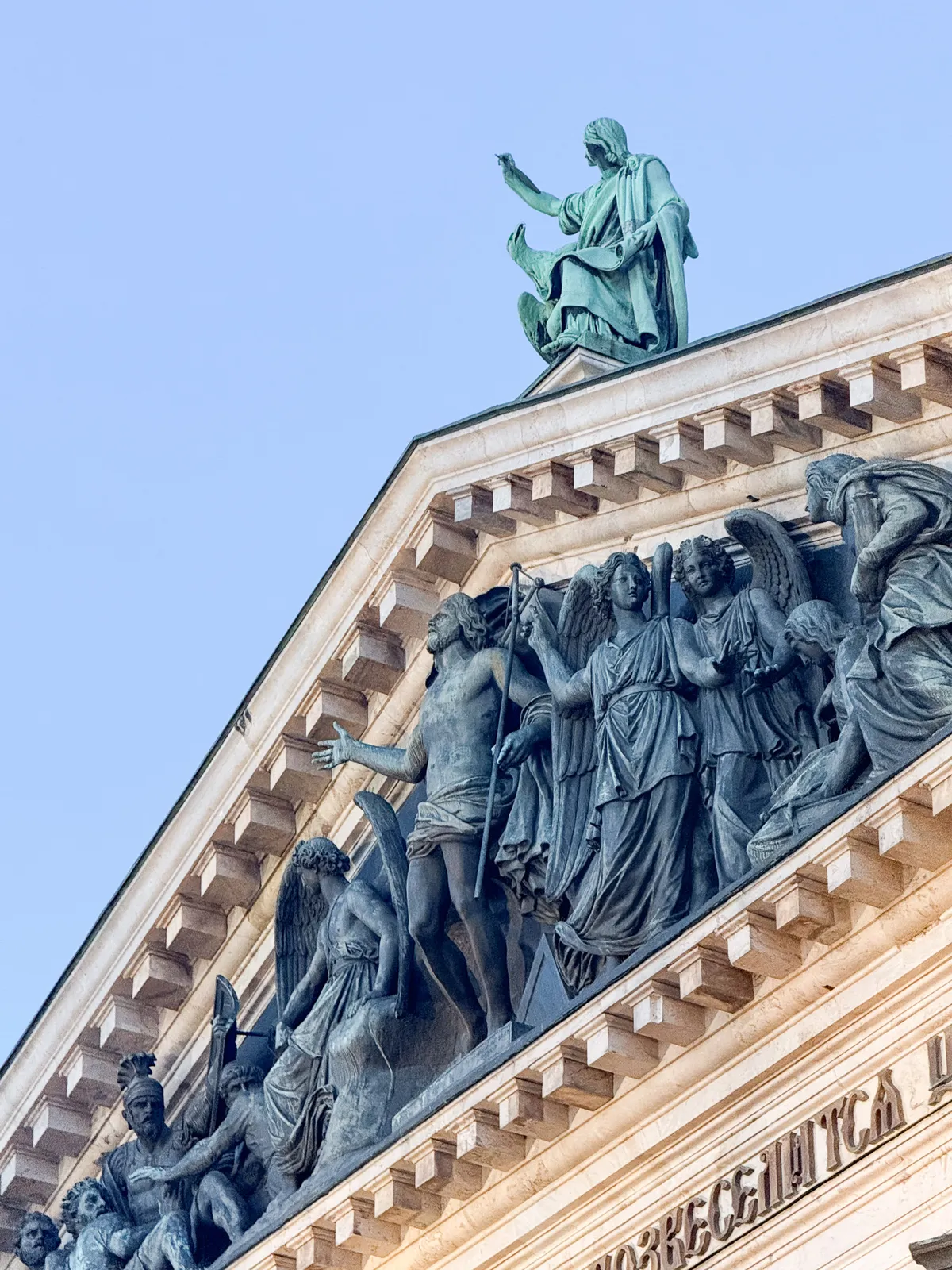 Frontón Esculpido de la Catedral de San Isaac — San Petersburgo, Rusia