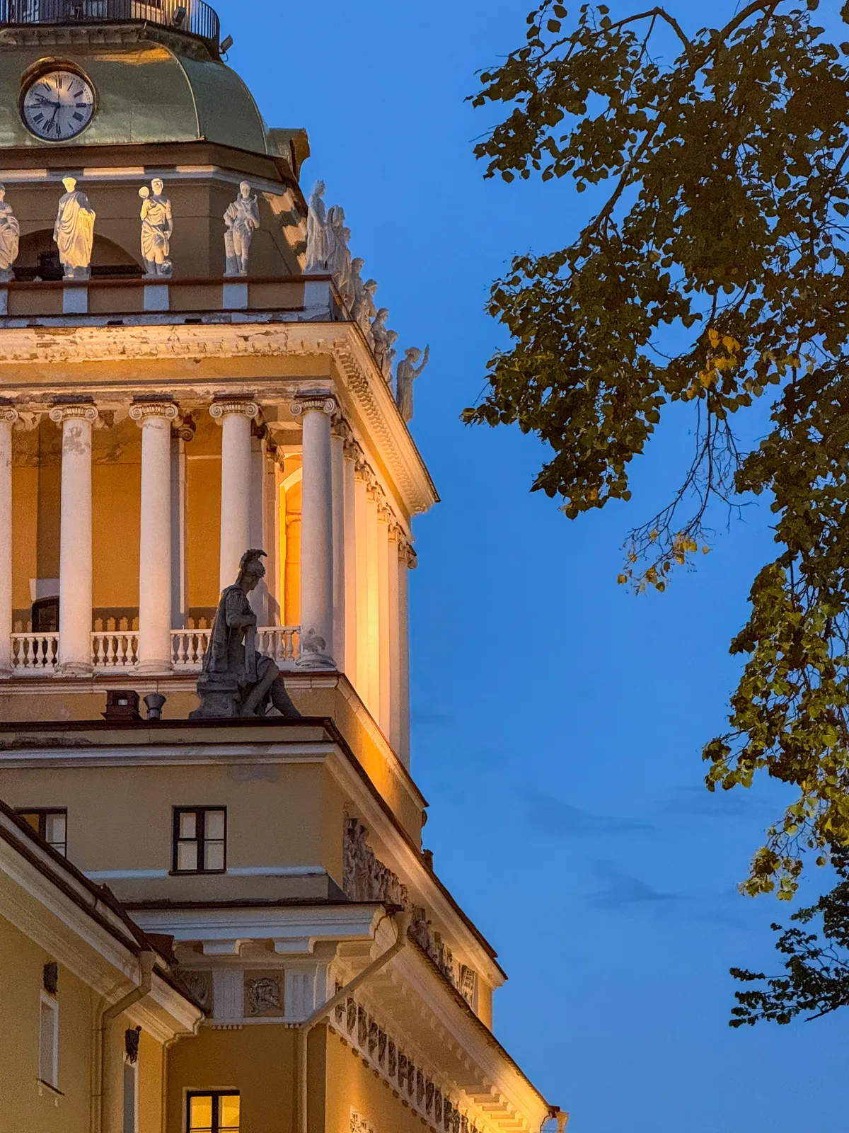 Torre con Reloj del Castillo Mijáilovski — San Petersburgo, Rusia