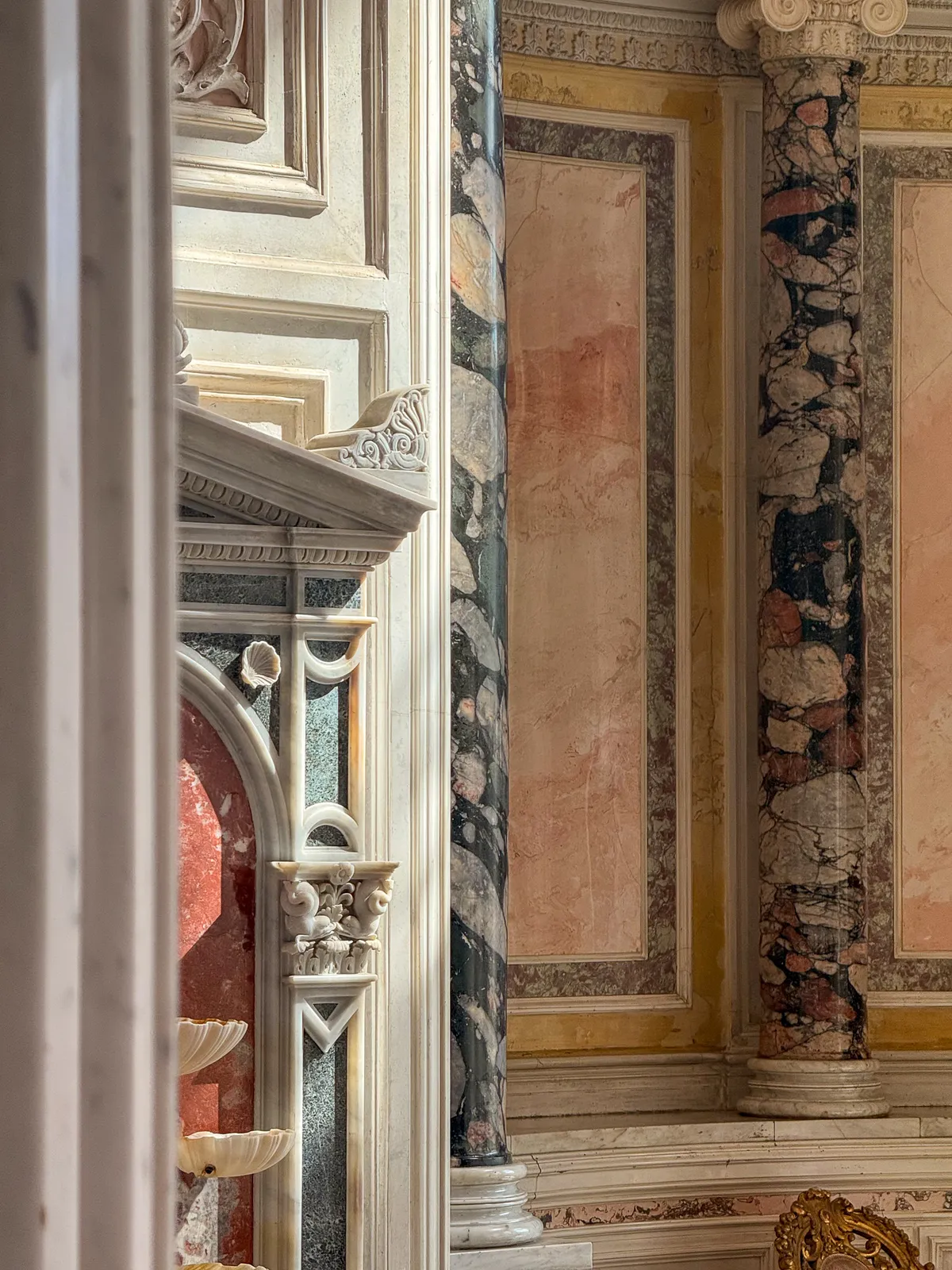 Interior Clásico con Columnas de Mármol Brecha — San Petersburgo, Rusia
