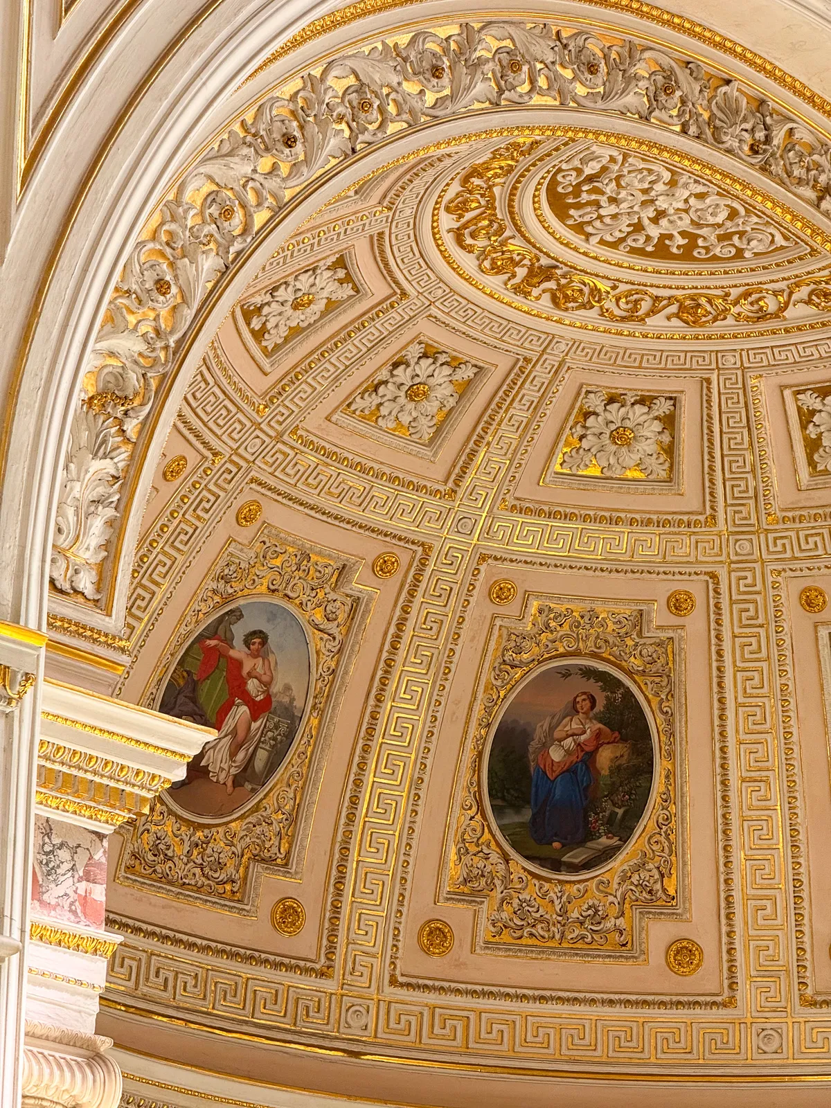 Cúpula Decorada con Pan de Oro y Medallones — San Petersburgo, Rusia