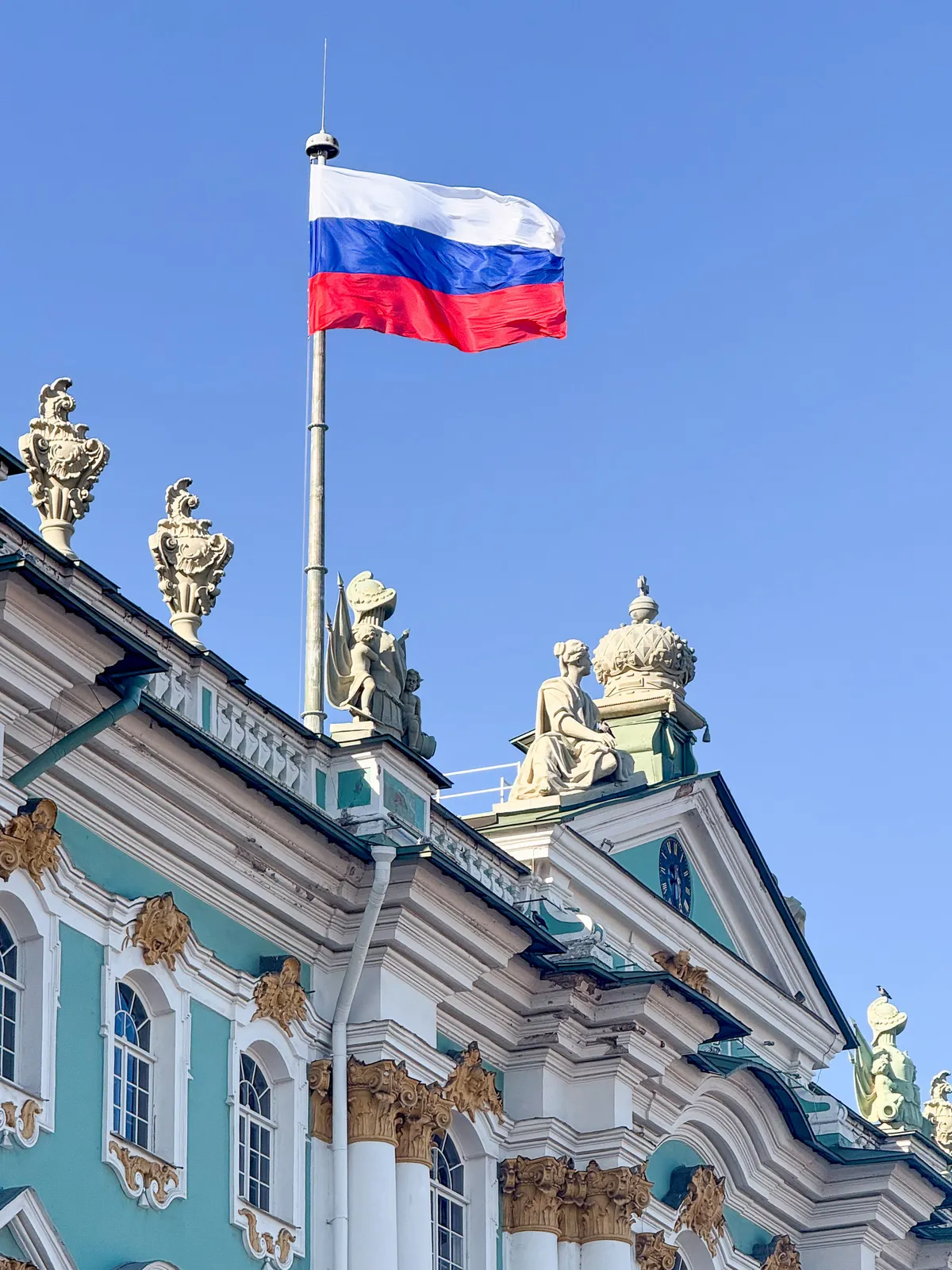 Bandera de Rusia sobre el Palacio de Invierno — San Petersburgo, Rusia