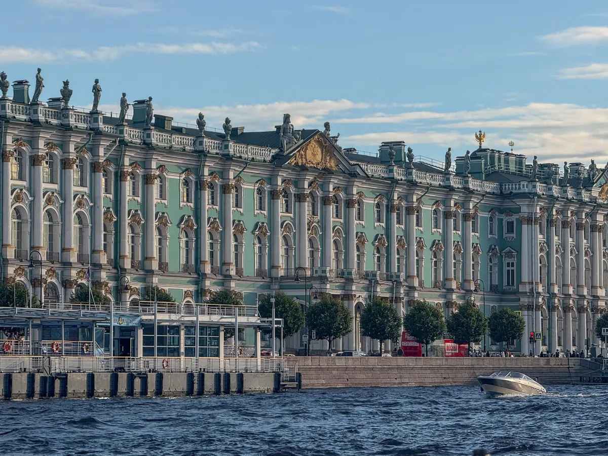 Palacio de Invierno desde el Río Neva — San Petersburgo, Rusia