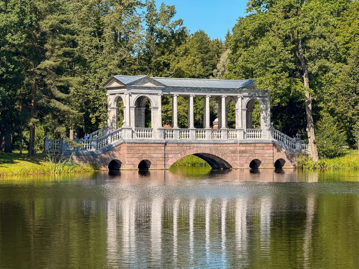 Puente de Mármol en el Parque de Catalina — Pushkin, Rusia