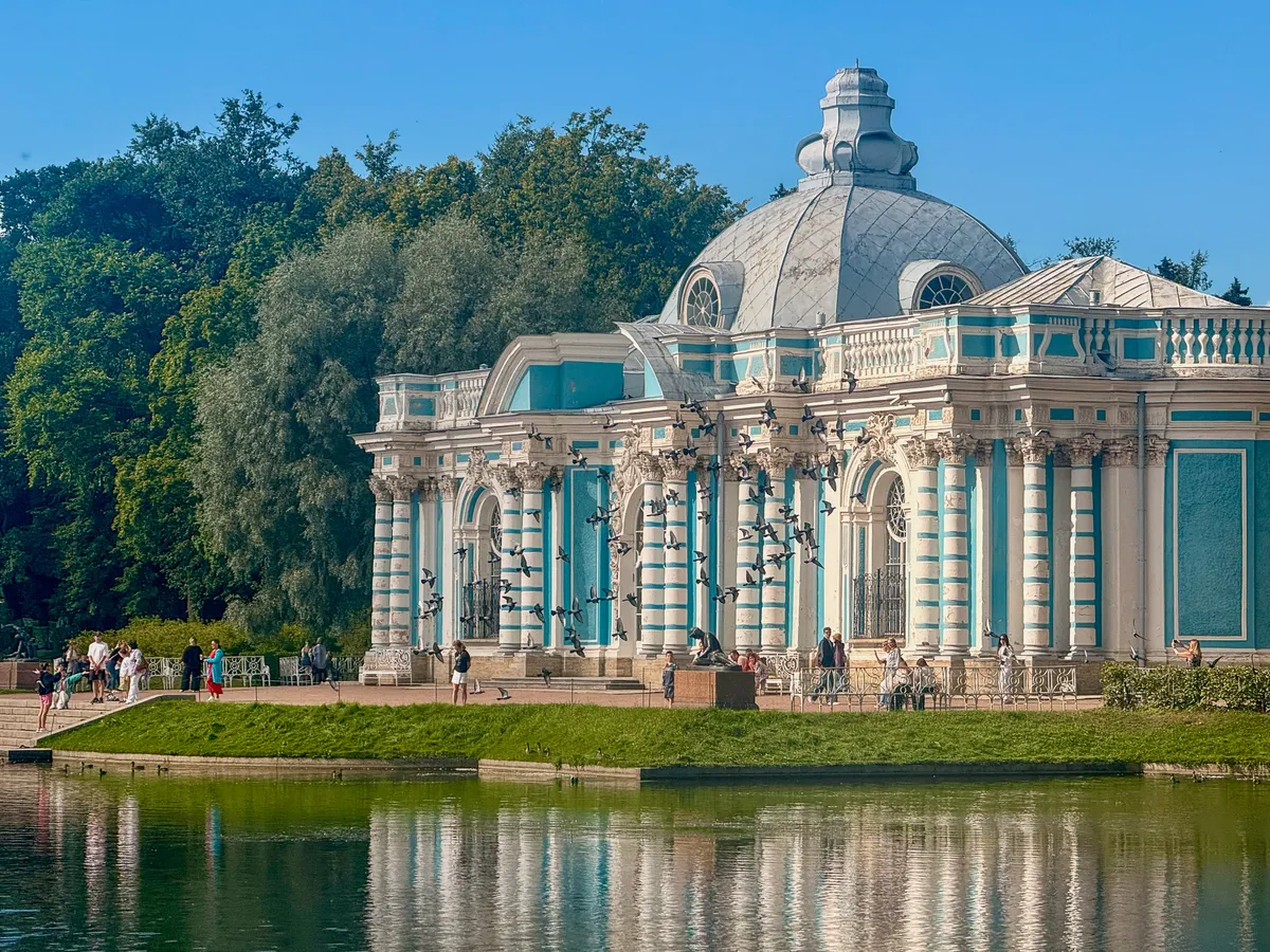 Pabellón de la Gruta junto al Gran Estanque — Pushkin, Rusia