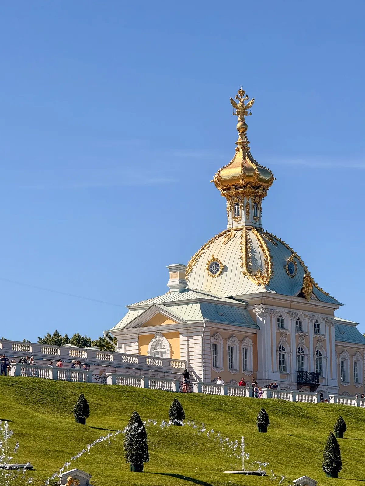 Cúpula con Águila Bicéfala del Palacio de Peterhof — Petergof, Rusia