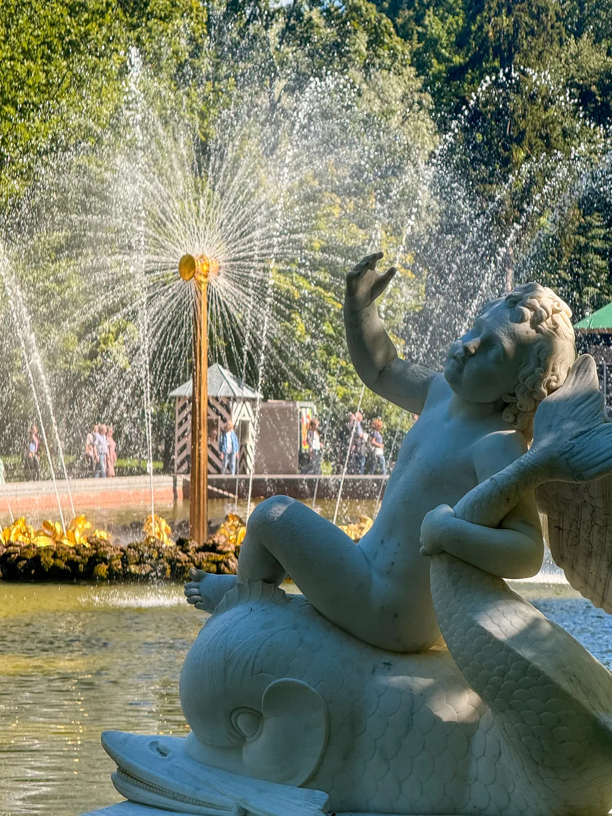 Escultura y Fuente en los Jardines de Peterhof — Petergof, Rusia