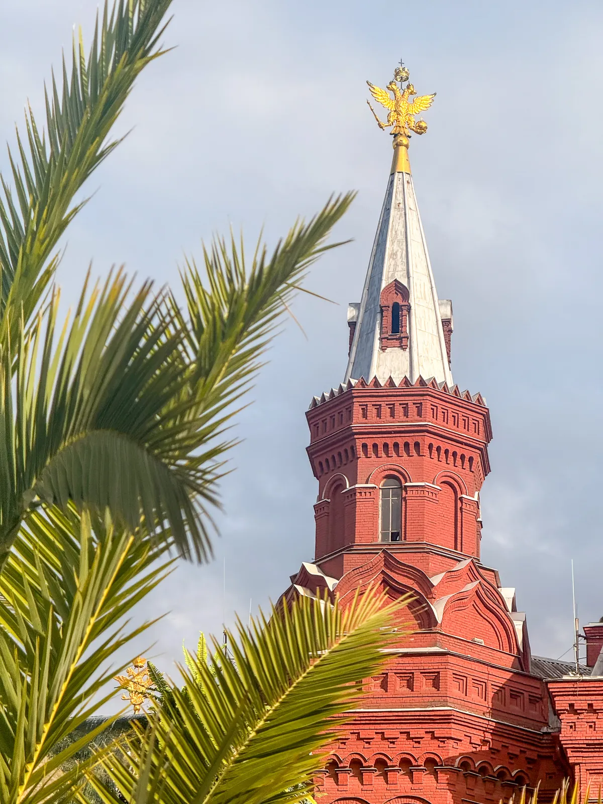 Torre del Museo Histórico del Estado entre Palmeras — Moscú, Rusia