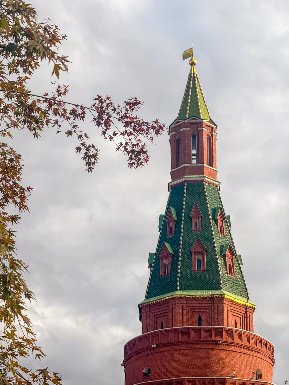 Torre del Kremlin y Hojas de Otoño — Moscú, Rusia