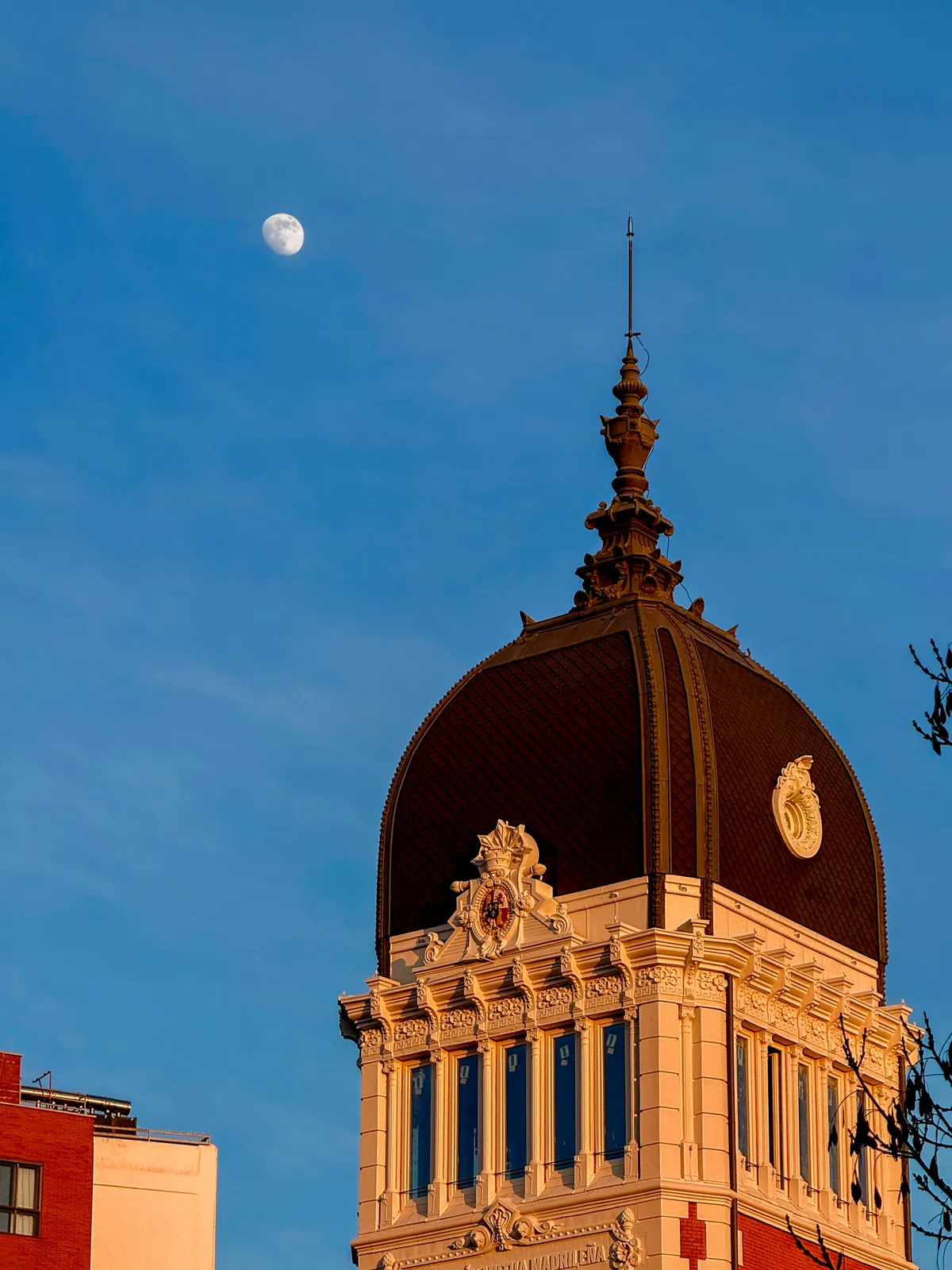 Cúpula de Edificio Histórico y la Luna — Madrid, España