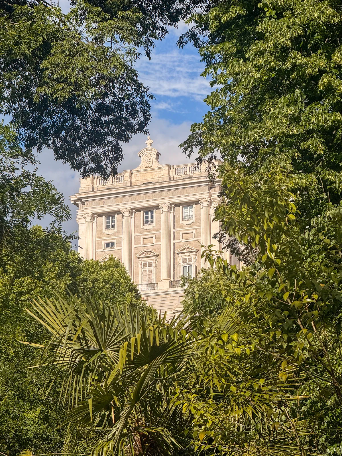 Palacio Real entre la Vegetación — Madrid, España