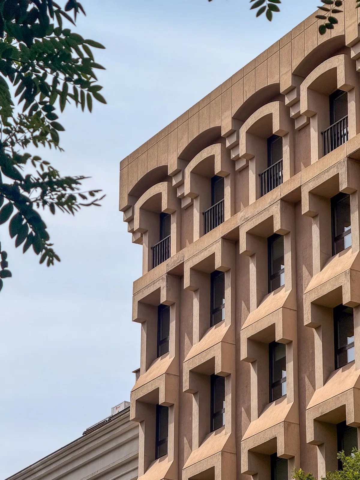 Fachada Brutalista de Serrano 69 — Madrid, España