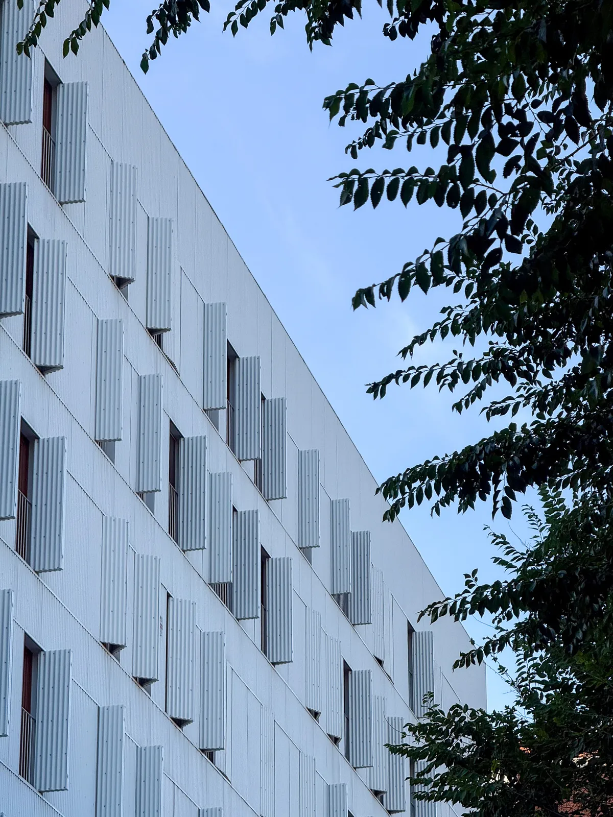 Edificio Adelfas 98 con Contraventanas Plegables — Madrid, España