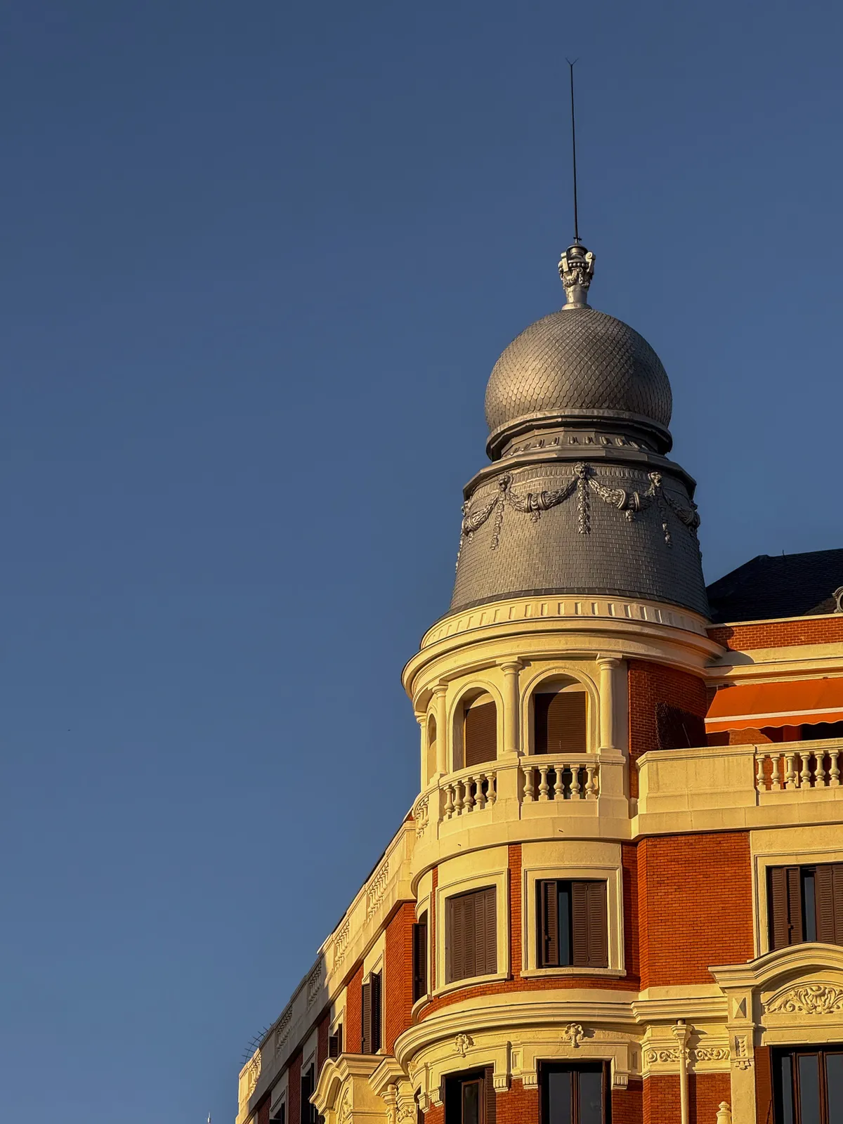 Torreón Neobarroco con Cúpula Metálica — Madrid, España