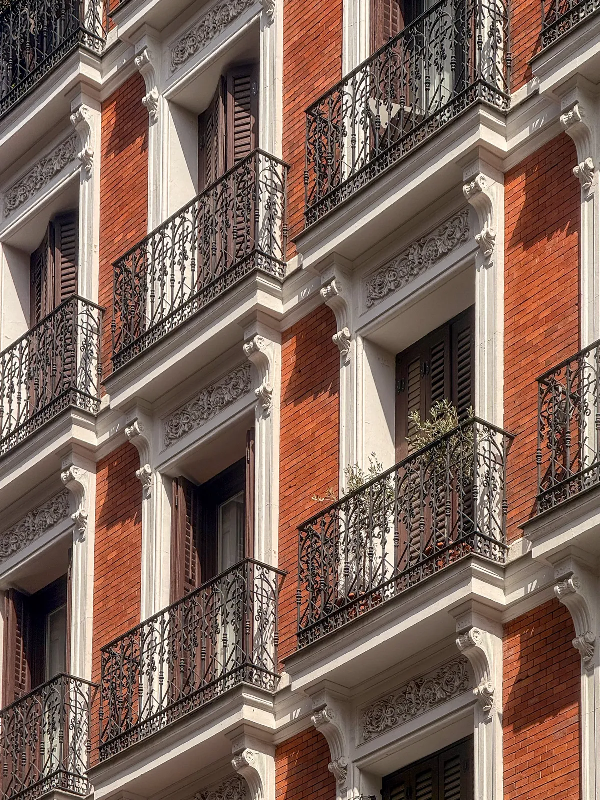 Balcones Tradicionales de Ladrillo y Forja de Madrid — España